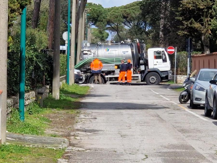 Tirrenia, cede la strada e il camion sprofonda