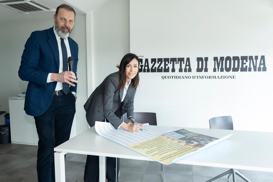 Modena, l’ex ministro Mara Carfagna in Gazzetta per firmare il nostro manifesto contro la violenza sulle donne: «C’è ancora molto da fare»