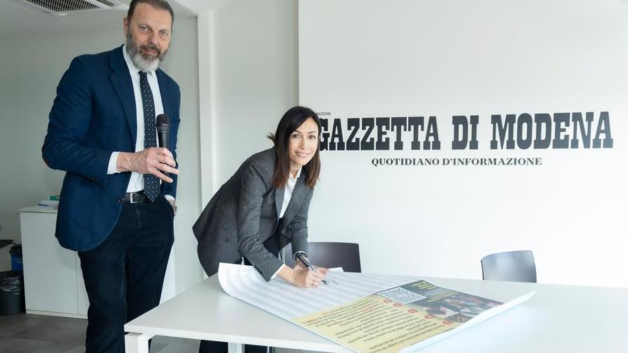 Modena, l’ex ministro Mara Carfagna in Gazzetta per firmare il nostro manifesto contro la violenza sulle donne: «C’è ancora molto da fare»