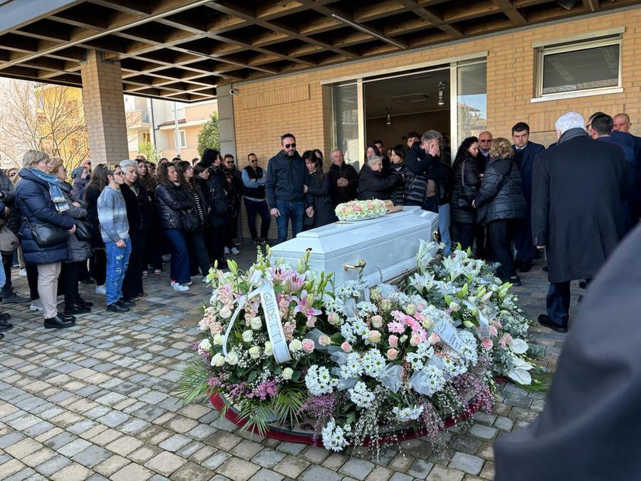 Carpi, in 300 per l’ultimo saluto ad Arianna Giaroli: «Resterai sempre con noi»