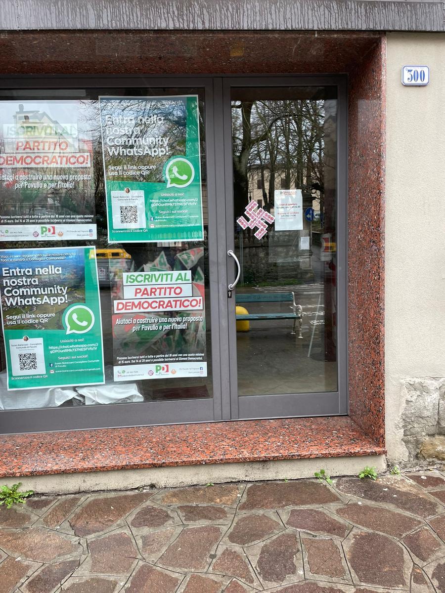 Pavullo, svastica sulla porta a vetri della sede del Pd
