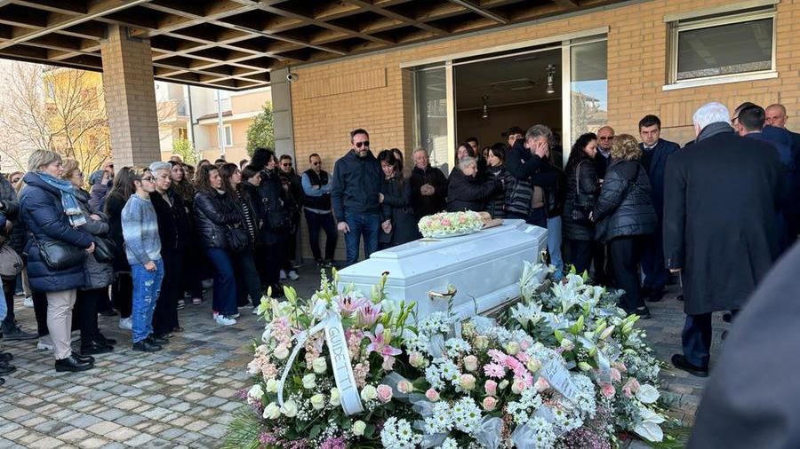 In 300 per l’ultimo saluto ad Arianna Giaroli: «Resterai sempre con noi»