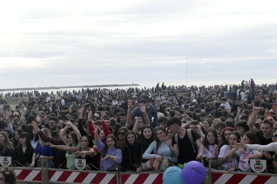 
	In migliaia a Viareggio per i 100 giorni dalla maturit&agrave;

