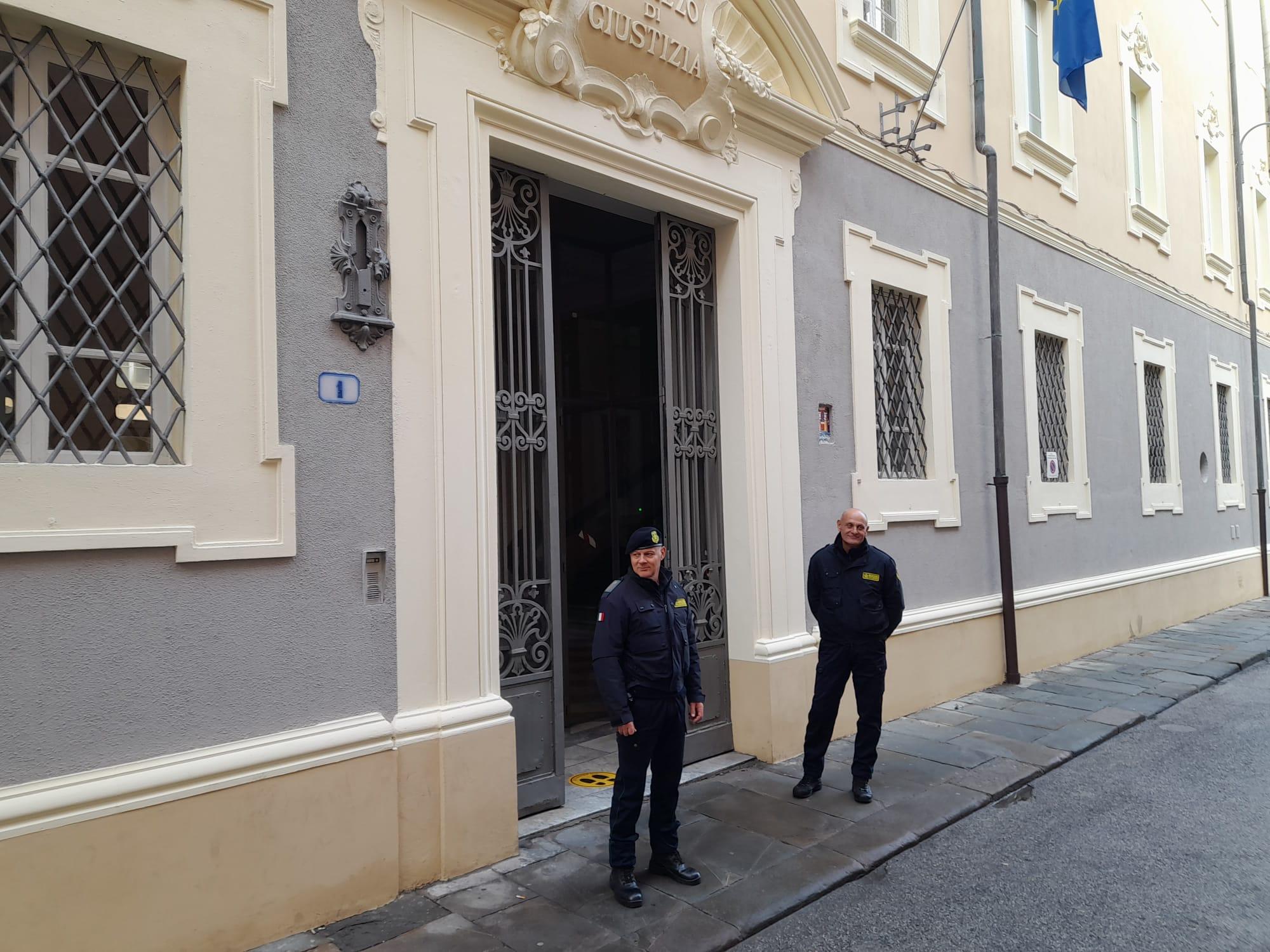 Due guardie giurate all'ingresso del tribunale (foto d'archivio)