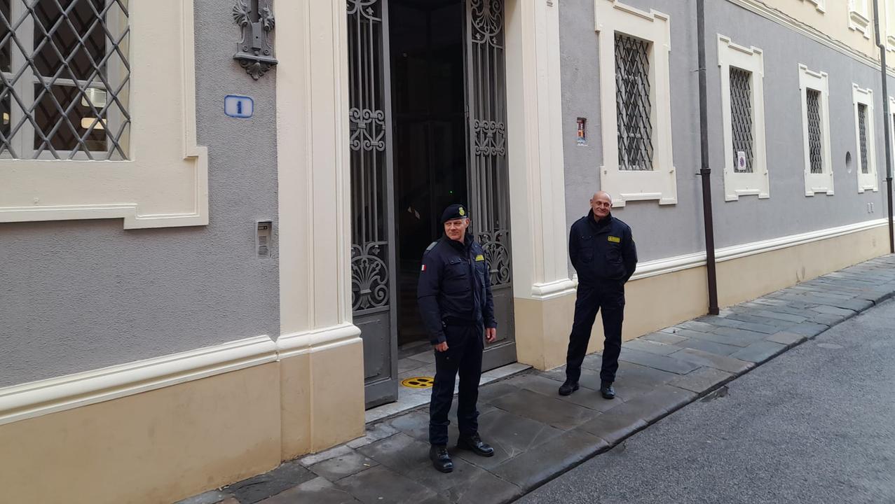 Due guardie giurate all'ingresso del tribunale (foto d'archivio)