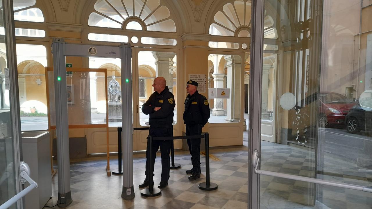 Due guardie giurate all'ingresso del tribunale (foto d'archivio)