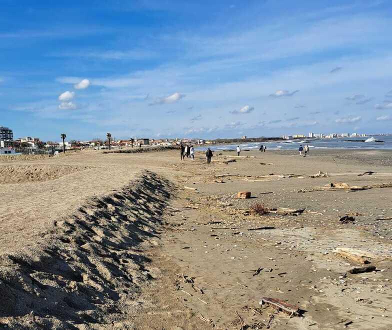 Lidi comacchiesi, il Po porta tonnellate di detriti: «Tutto è sulle nostre spalle»