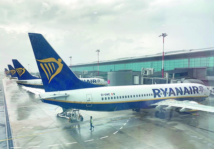 Follia sui voli per la Sardegna, dai 334 euro di Pasqua ai 30 del resto di aprile