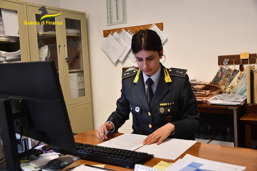 Livorno, intascavano il reddito di emergenza senza averne diritto: in 40 nei guai