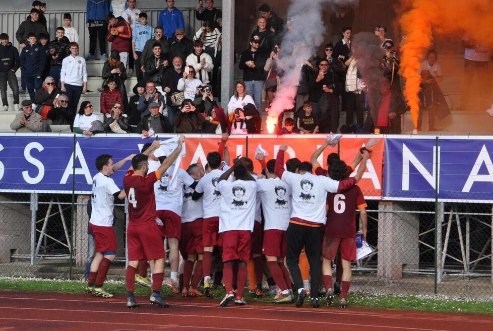 La festa dei giocatori della Massa Valpiana con la maglia col volto di Lorenzo Filippi