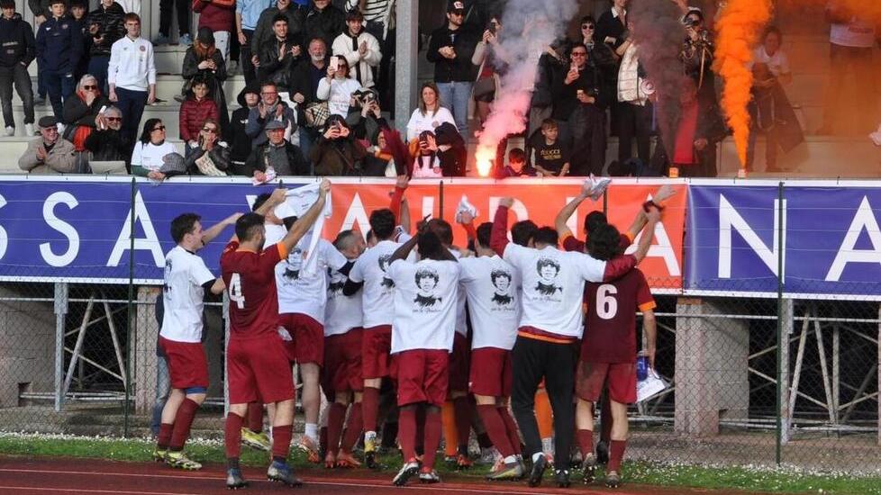 La festa dei giocatori della Massa Valpiana con la maglia col volto di Lorenzo Filippi