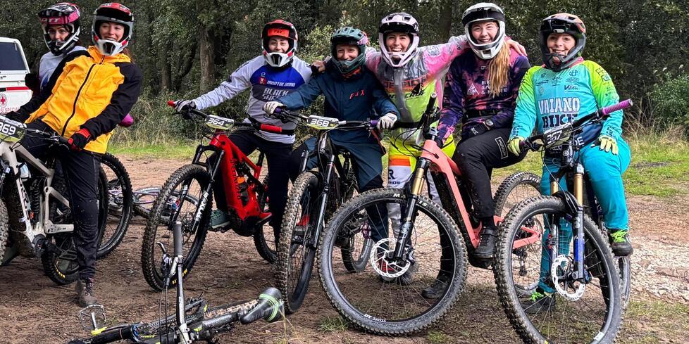 Nella foto un gruppo di bikers che hanno preso parte alla gara di Piombino