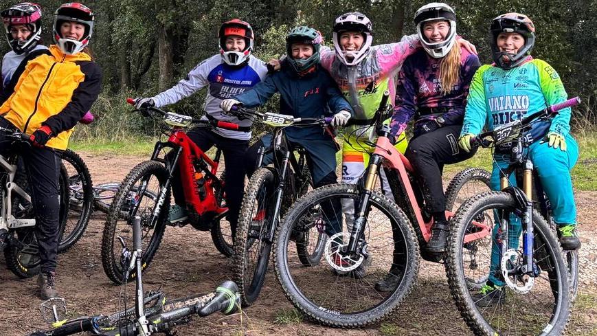 Nella foto un gruppo di bikers che hanno preso parte alla gara di Piombino