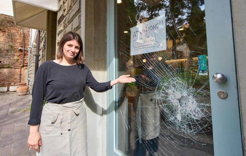 Sara Cioni, dipendente del bar “La dispensa” mostra i danni causati dall’ennesimo passaggio dei ladri nel locale della Misericordia, il quinto in sei mesi (Foto Juri
Autovino)