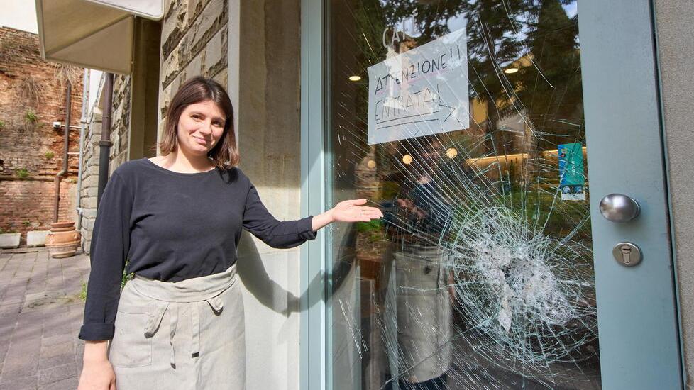 Sara Cioni, dipendente del bar “La dispensa” mostra i danni causati dall’ennesimo passaggio dei ladri nel locale della Misericordia, il quinto in sei mesi (Foto Juri
Autovino)