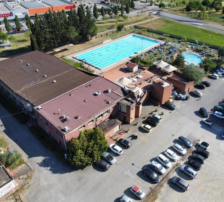 L’attuale piscina “Fiammetta” di Certaldo che sarà demolita al termine della costruzione del nuovo impianto che sarà realizzato accanto