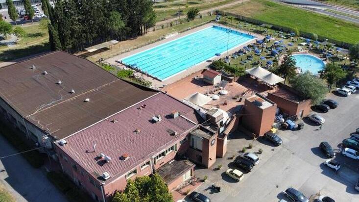 L’attuale piscina “Fiammetta” di Certaldo che sarà demolita al termine della costruzione del nuovo impianto che sarà realizzato accanto