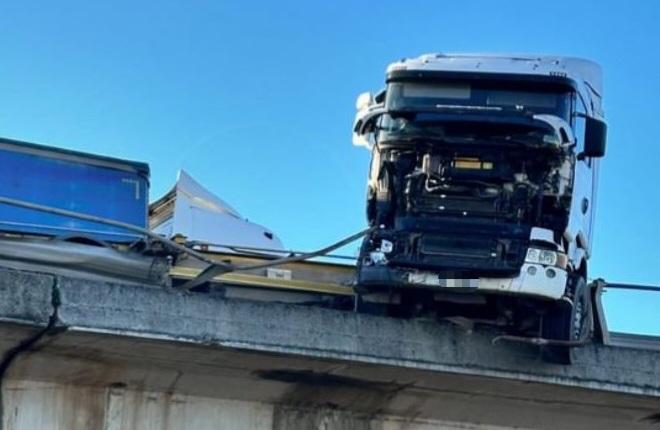 
	Il camion incidentato (foto Livornogramm)

