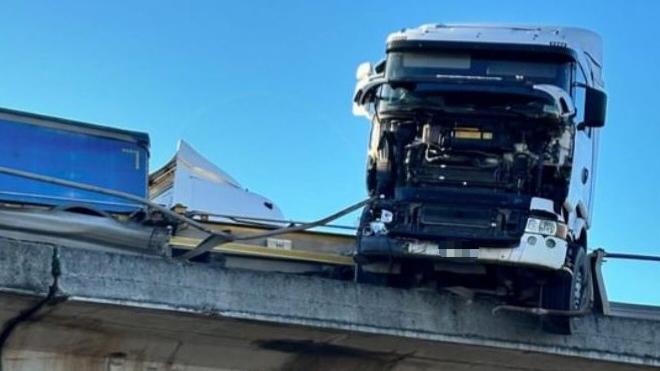 Il camion incidentato (foto Livornogramm)