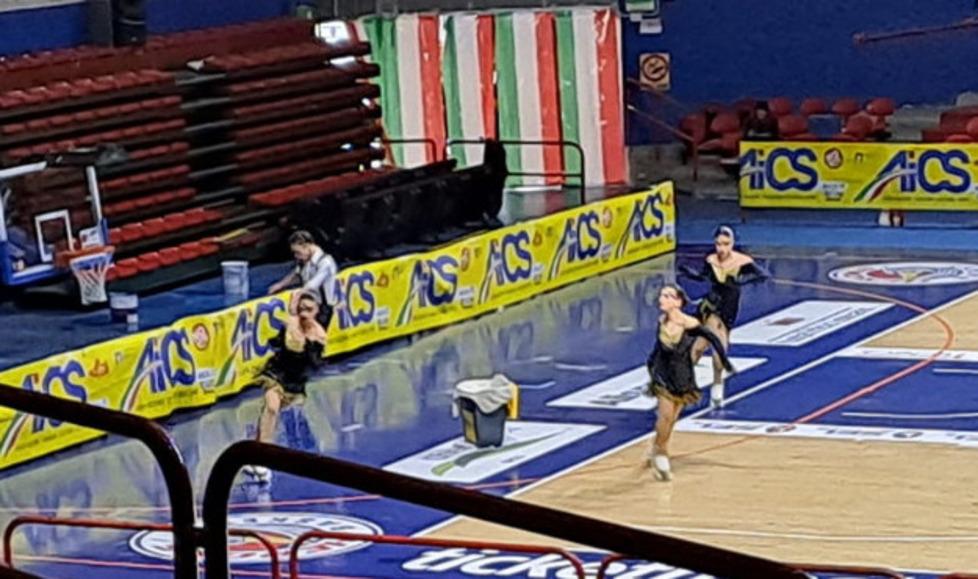 Nella foto le atlete di pattinaggio si esibiscono domenica accanto a un secchio per raccogliere l’acqua che cade dal soffitto del Palaterme