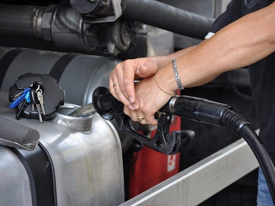 Il rifornimento di carburante per un camion