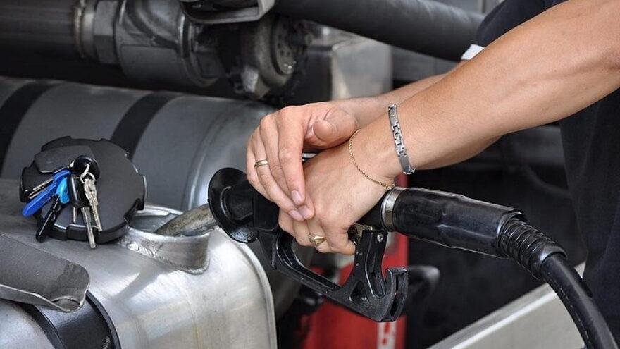 Il rifornimento di carburante per un camion