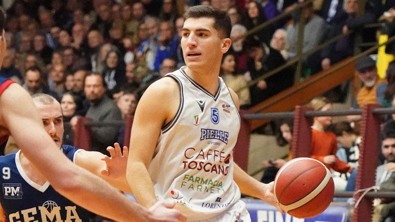 Michele Rubbini in azione contro la Gema Montecatini: il play ha spaccato subito in due la partita nel primo quarto