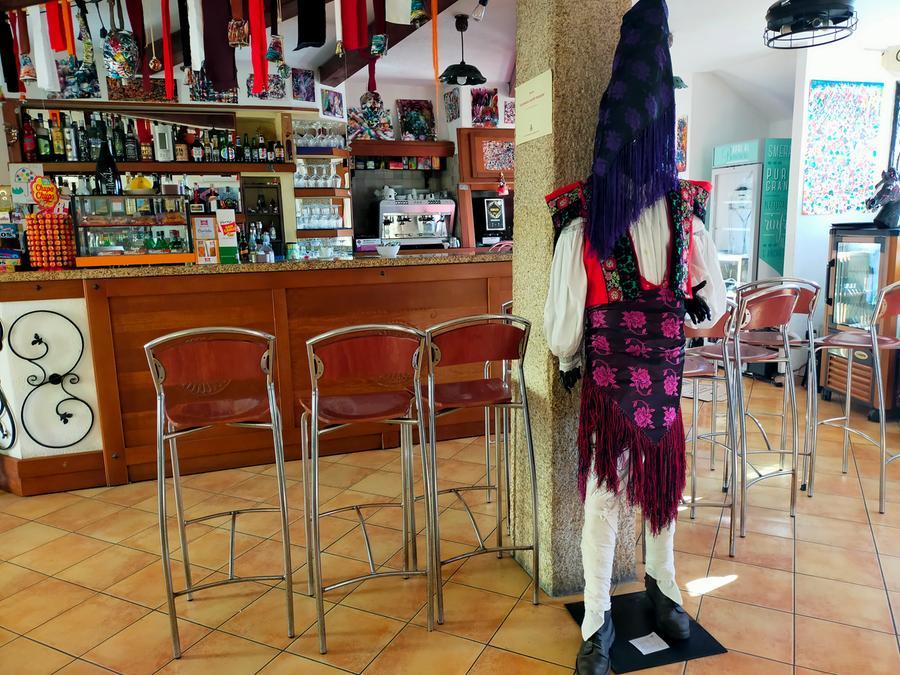 Lodè, una vetrina per “Sas mascaras netas” allo Skipper bar