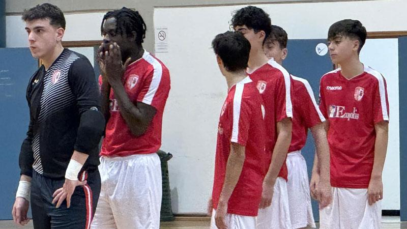 Alcuni giocatori biancorossi prima del calcio d’inizio di un match di regular season