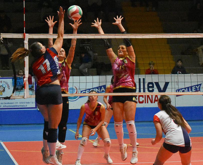 Un’azione d’attacco della Baia del Marinaio Volley Cecina durante l’ultima gara casalinga contro l’Oasi Viareggio (foto Marco Vedovi)