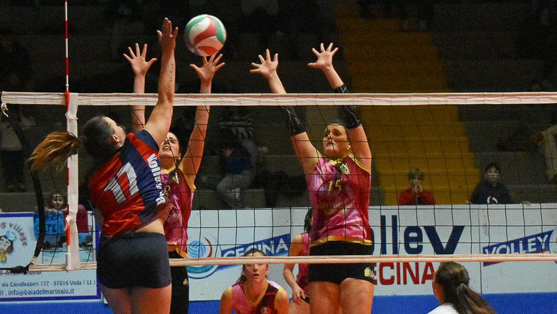 Un’azione d’attacco della Baia del Marinaio Volley Cecina durante l’ultima gara casalinga contro l’Oasi Viareggio (foto Marco Vedovi)