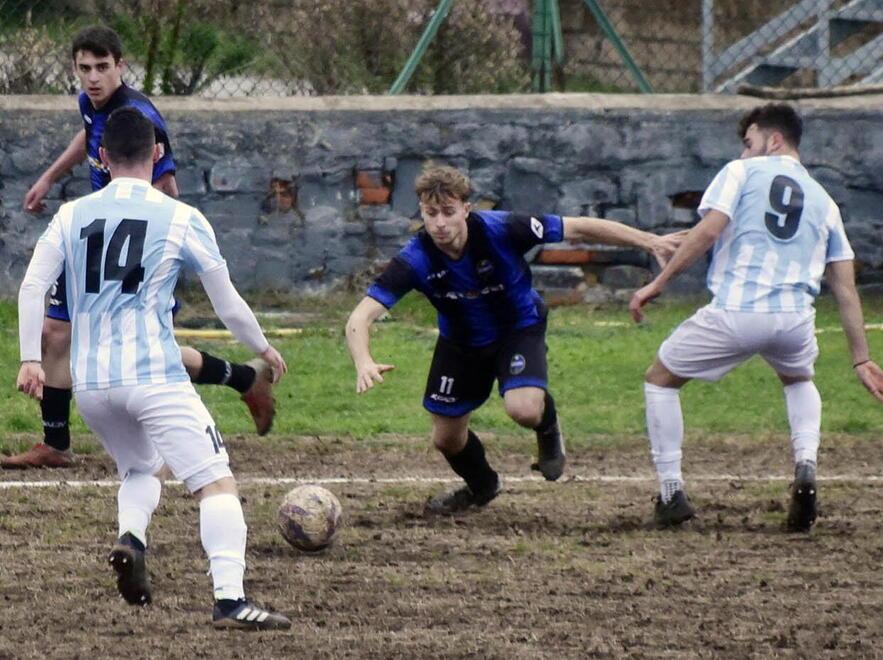 Nella foto qui sopra Lepri in azione durante la gara giocata allo stadio Magona contro il Sant’Andrea: si tratta dell’ultima vittoria ottenuta dal Piombino, dopodiché un pareggio e tre sconfitte di fila (foto PaBar)