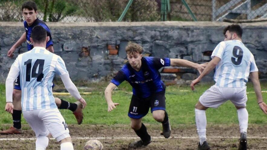 Nella foto qui sopra Lepri in azione durante la gara giocata allo stadio Magona contro il Sant’Andrea: si tratta dell’ultima vittoria ottenuta dal Piombino, dopodiché un pareggio e tre sconfitte di fila (foto PaBar)