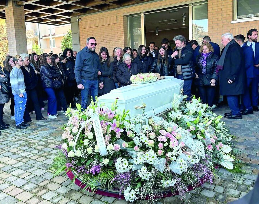 L’addio ad Arianna sulle note dei Maneskin