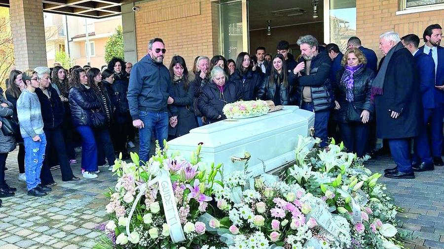 L’addio ad Arianna sulle note dei Maneskin