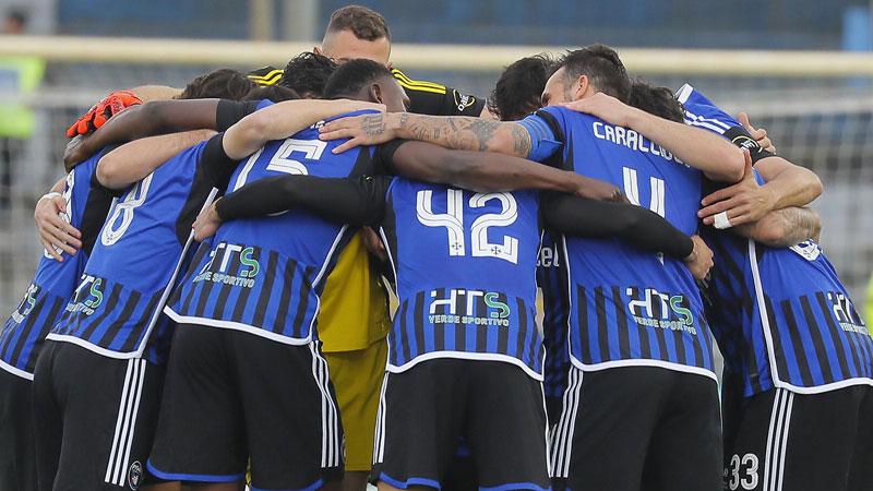 L’abbraccio tra i giocatori nerazzurri prima dell’inizio della gara di sabato scorso contro la Ternana (foto Muzzi)