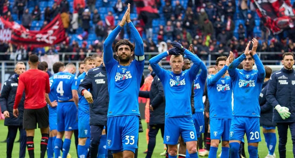 Luperto e compagni salutano i tifosi azzurri al termine del match di domenica scorsa a San Siro contro il Milan (foto Empoli Fc)