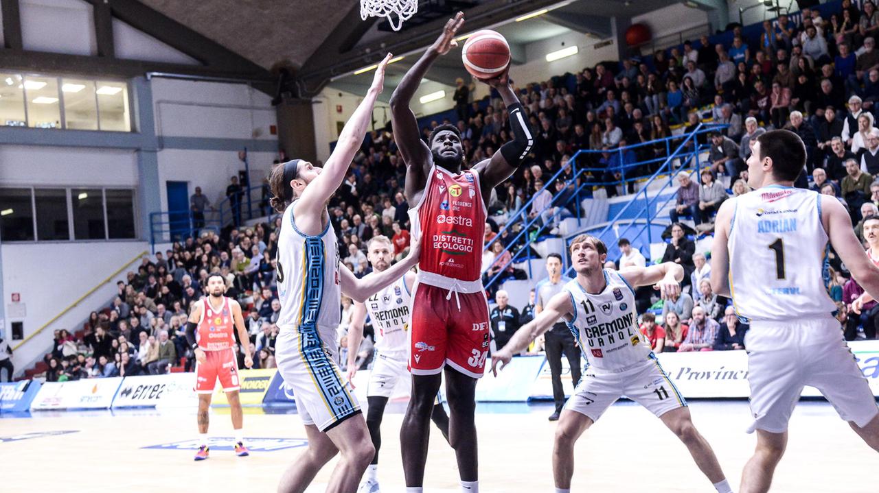 Ogbeide a canestro