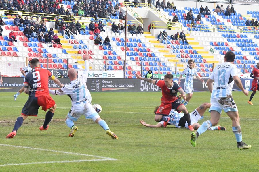 Un'azione della partita fra la Torres e l'Entella