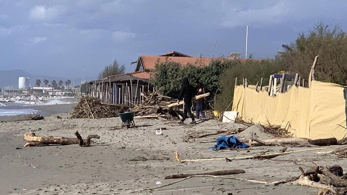 Ora le onde minacciano il mito di Forte dei Marmi: i vip in rivolta contro il porto di Carrara