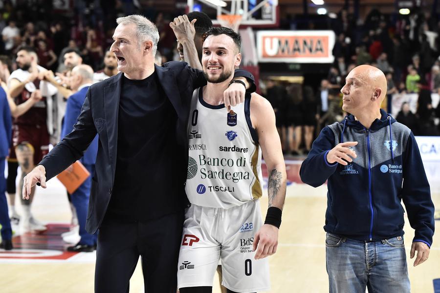 
	Da sinistra, coach<strong> Nenad Markovic</strong>, il play<strong> Alessandro Cappelletti</strong> e il presidente <strong>Stefano Sardara</strong> dopo la fine del match a Venezia


