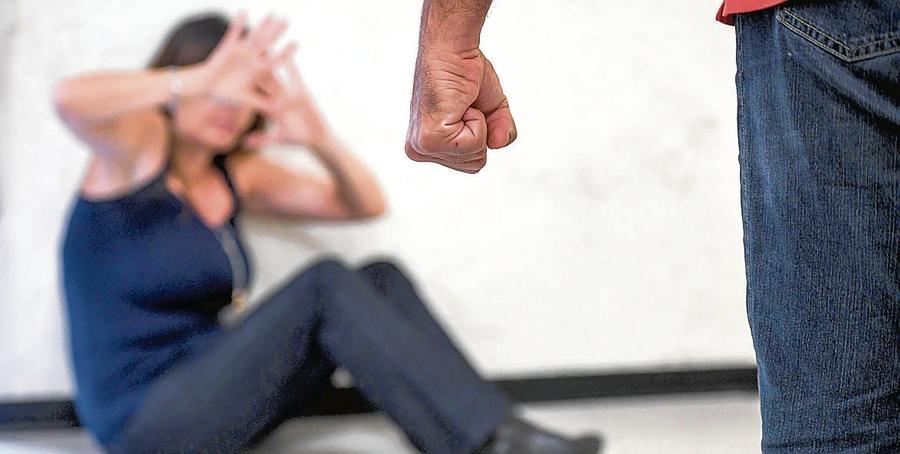 Castelfranco, lite furibonda col cognato: in due cadono dalle scale