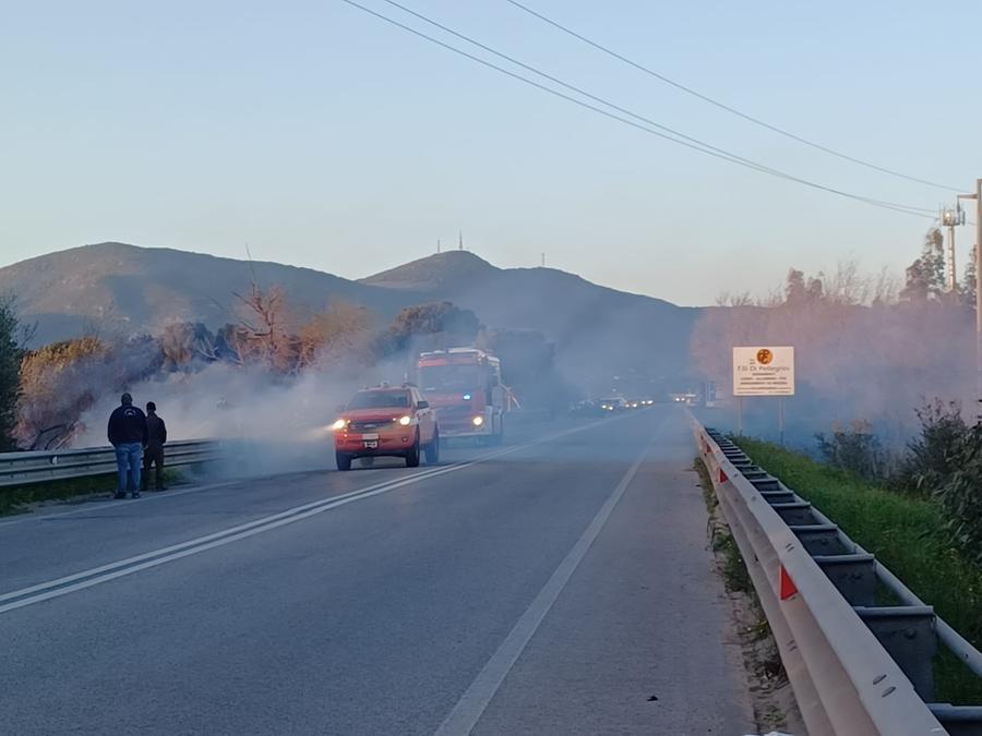 Olbia, incendio sulla circonvallazione. Traffico il tilt