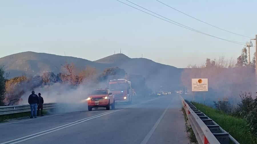 Olbia, incendio sulla circonvallazione. Traffico il tilt