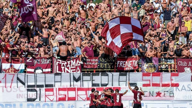 Livorno, due giornate di squalifica a mister Fossati e multa al club per lancio di petardi