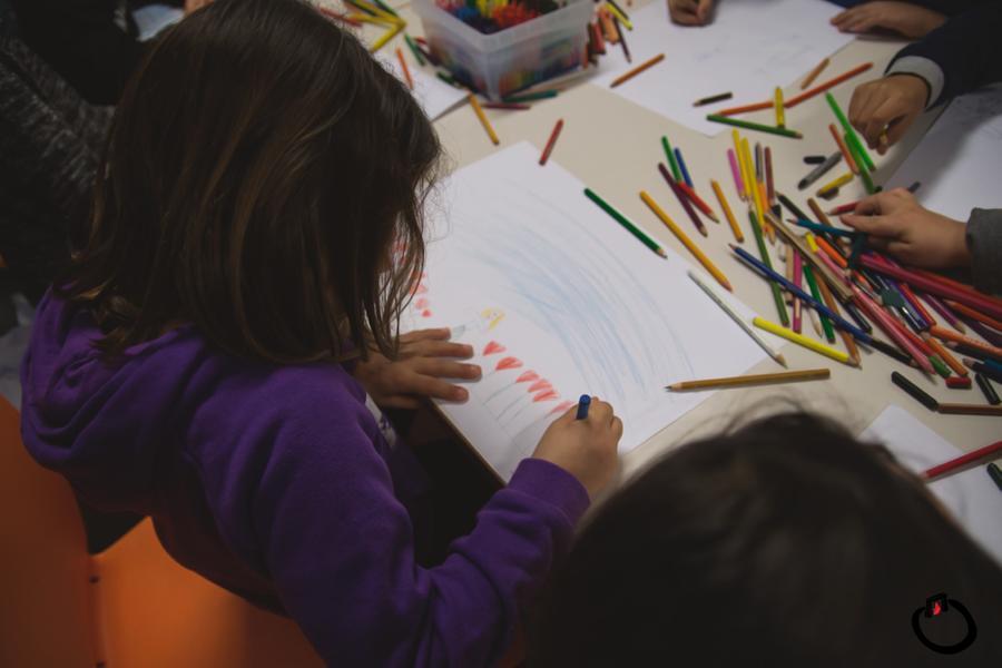 
	Bambini impegnati in attivit&agrave; didattiche

