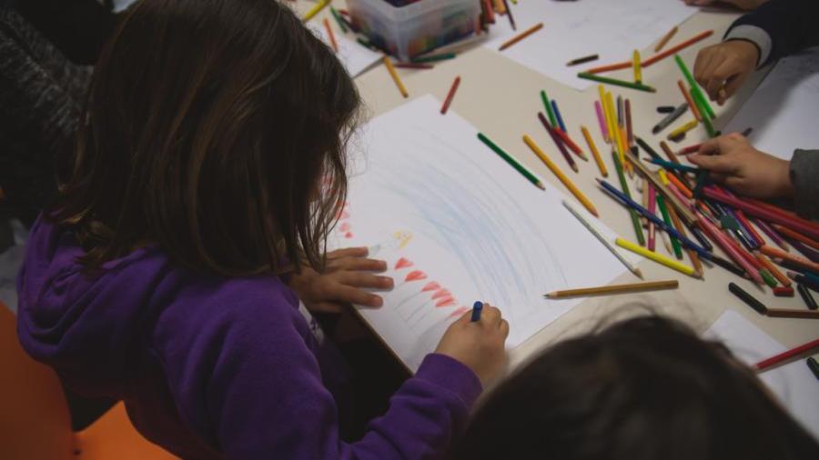 Bambini impegnati in attività didattiche