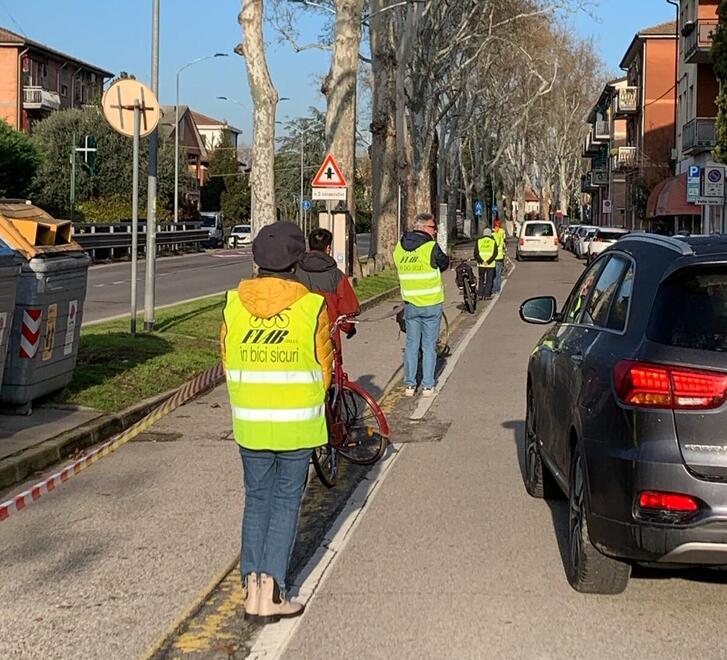 Ferrara, “catena” di attivisti e bici: la ciclabile liberata dalle auto