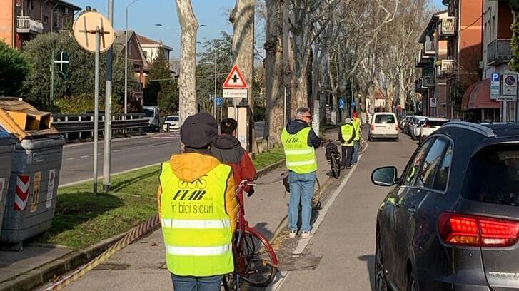 Ferrara, “catena” di attivisti e bici: la ciclabile liberata dalle auto