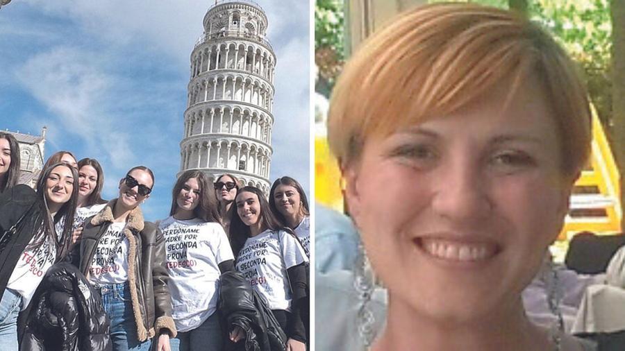 
	Gli studenti in piazza dei Miracoli e la professoressa Elena Garruccio

